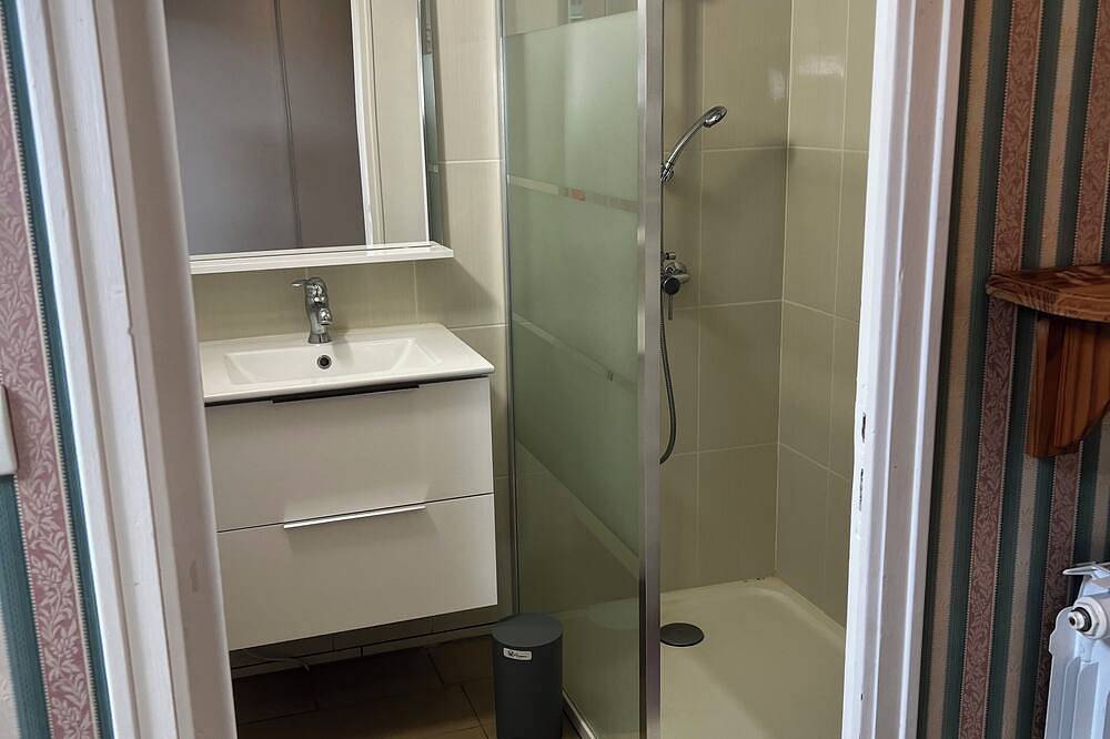 Entire apartment, Bay of Mont Saint Michel apartment with pool in Cherrueix, Mont-Saint-Michel Bay