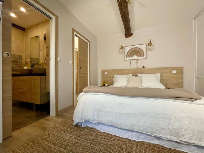 Gîte pour 2 personnes, avec vue et terrasse ainsi que piscine et jardin à Saint-Cyr-les-Champagnes