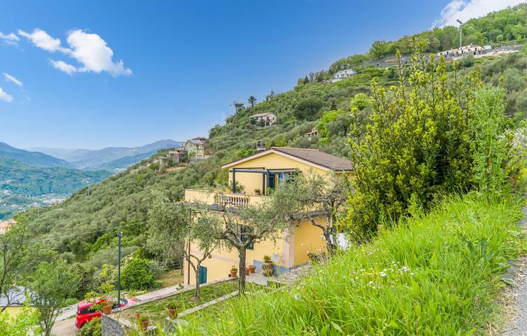 Appartamento intero, Appartamento vista mare con parcheggio, congelatore e terrazza in Cogorno, Riviera di Levante