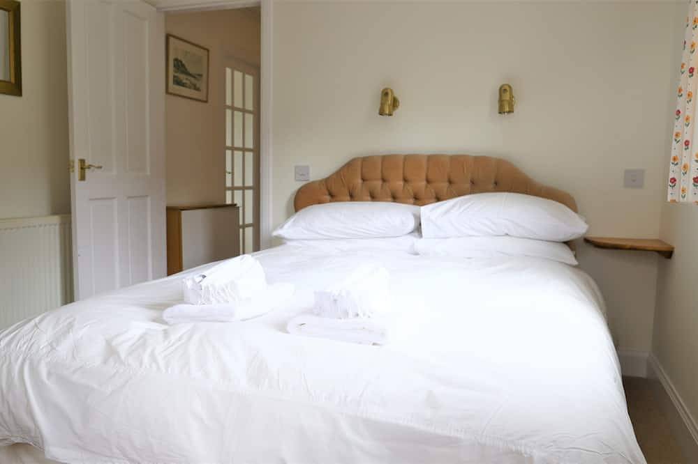 The Bridge - sleeps 6 guests  in 3 bedrooms in Kippford, Dumfries and Galloway