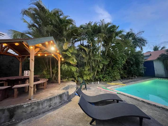 Appartement de vacances pour 4 personnes, avec piscine ainsi que vue et jardin