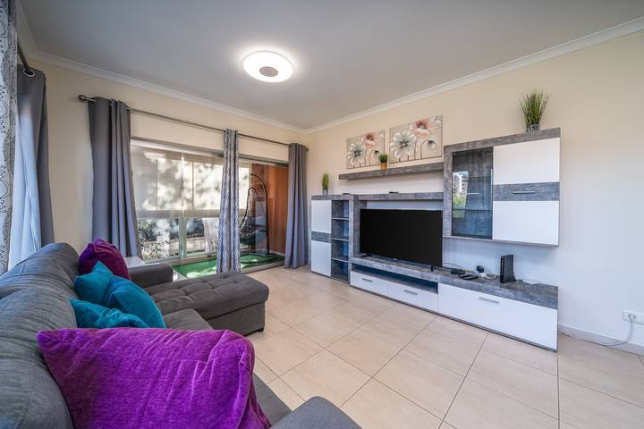 Apartamento entero, Apartamento 'Paraíso Da Rocha' con vistas a la montaña, Wi-Fi y aire acondicionado in Praia da Rocha, Portimão