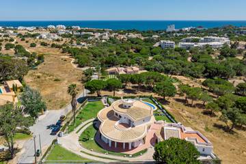 Villa for 12 Guests in Olhos de Água, Faro District, Picture 4
