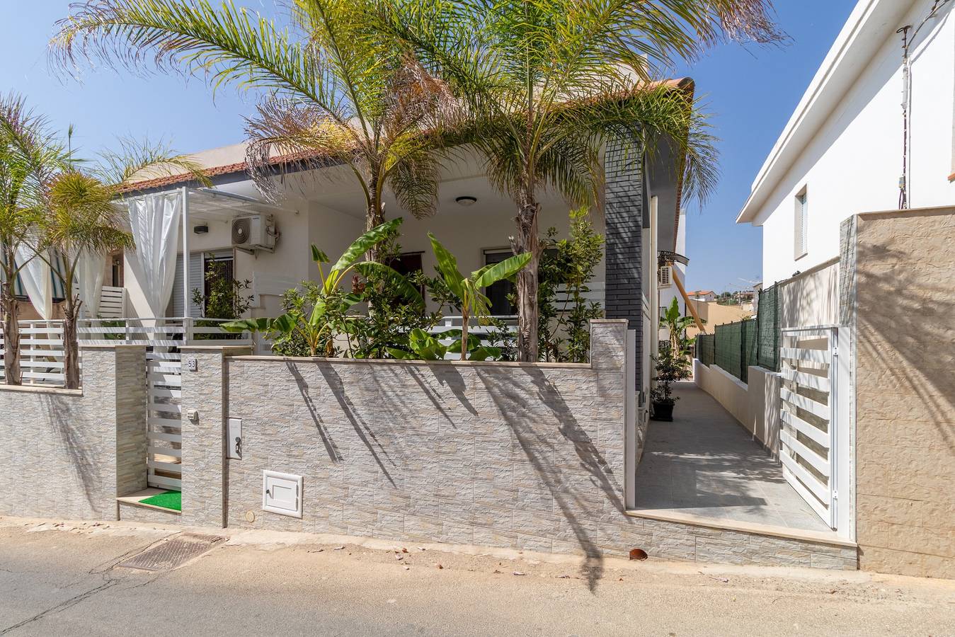 Appartamento intero, Appartamento per vacanze "Samuel Beach Con Patio E Veranda" con 2 terrazze private e Wi-Fi in Cava d'Aliga, Scicli