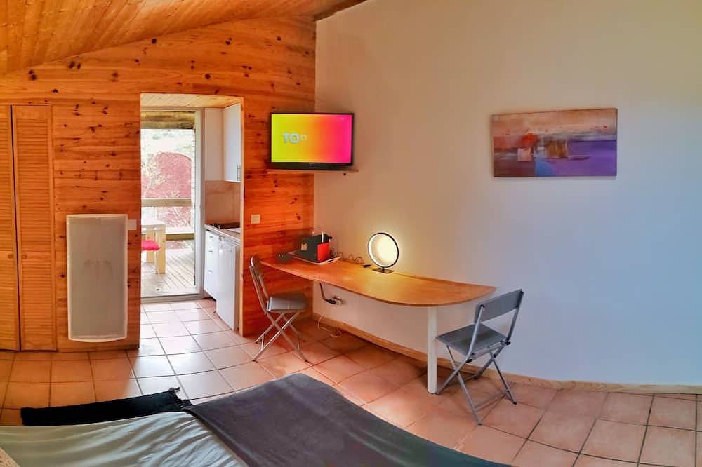 Entire apartment, Gîte \"Jali\" on property facing Lac du Salagou in Liausson, Lodève region