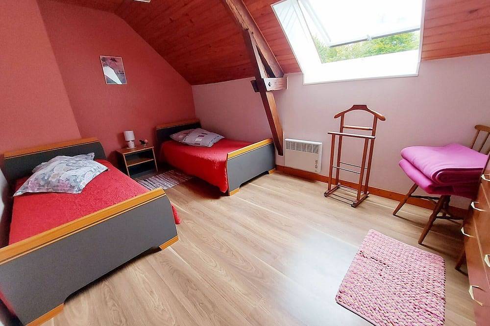 Gîte à la campagne avec jardin privatif, terrasse, et jeux extérieurs près de Fougères in La Pellerine, Mayenne