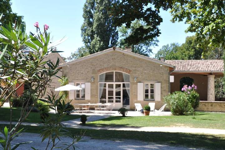 Location de vacances pour 10 personnes, avec Terrasse ainsi que Jardin et Piscine à Divajeu