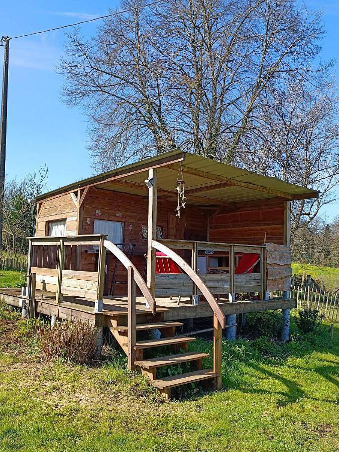 Tente pour 2 personnes, avec terrasse et jardin ainsi que vue et piscine en Corrèze