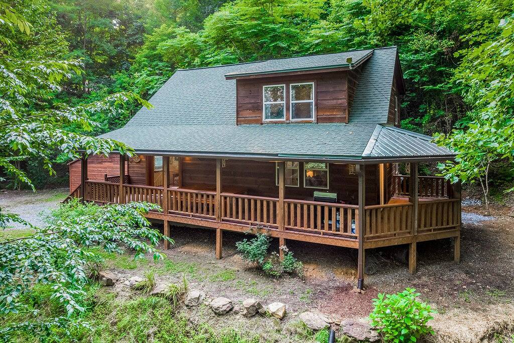 Beautiful dog-friendly mountain house w/new private hot tub, firepit, Wifi, deck in Jackson County