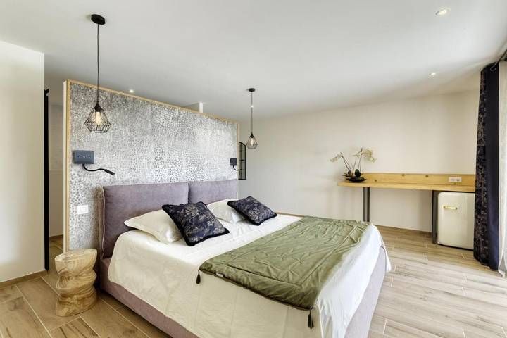 Chambre d’hôte pour 2 personnes, avec vue et piscine ainsi que terrasse et jardin, animaux acceptés à Le Plan-de-la-Tour - 2