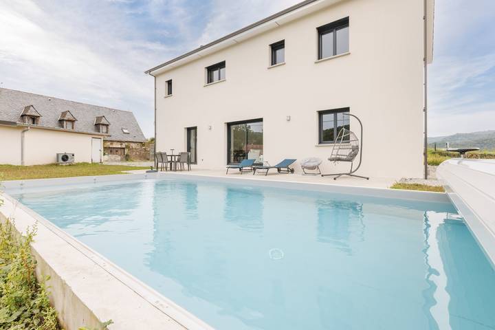 Location de vacances pour 6 personnes, avec Terrasse ainsi que Jardin et Piscine dans le Cantal