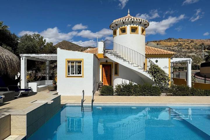 Villa für 5 Personen, mit Garten und Pool sowie Whirlpool, mit Haustier