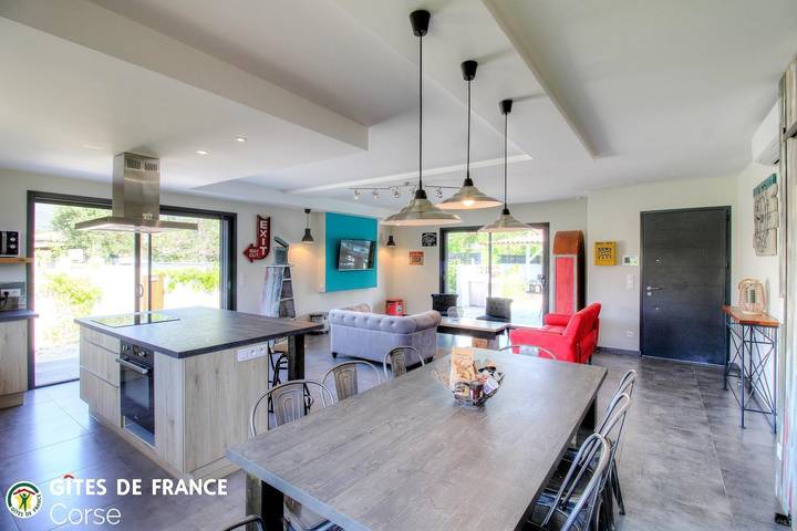 Gîte pour 7 personnes, avec Terrasse et Jardin ainsi que Piscine et Vue à San-Gavino-di-Carbini - 4