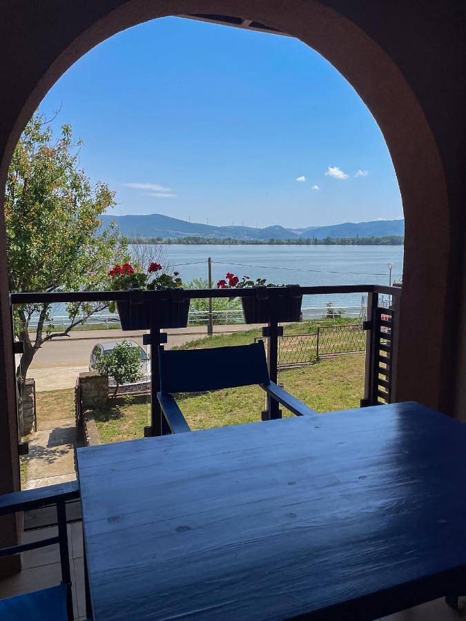 Ferienwohnung für 2 Personen, mit Terrasse und Garten sowie Ausblick in Винци