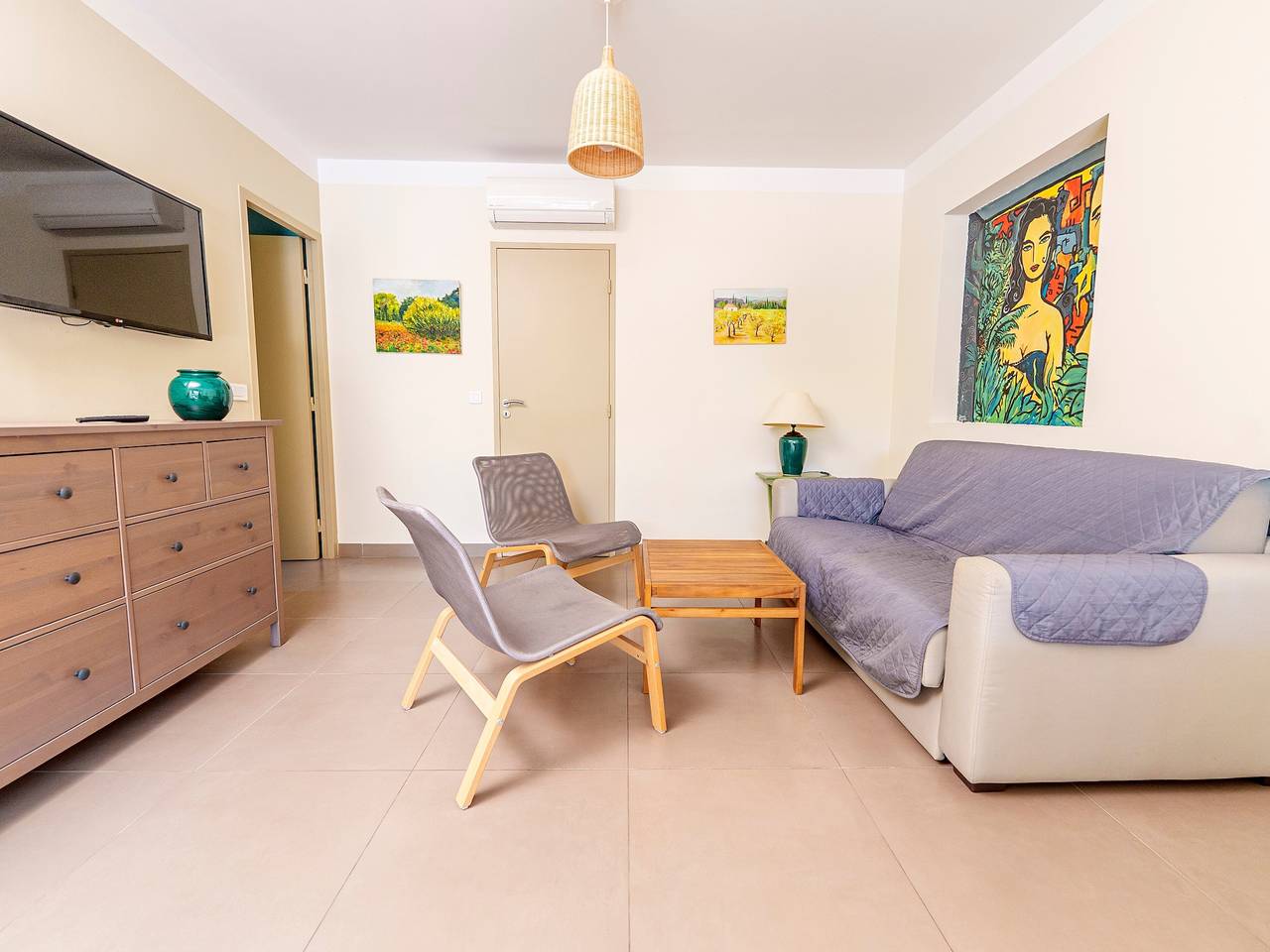 Apartamento entero, Apartamento 'Mano - 4 Personas' con vistas a la montaña, Wi-Fi y aire acondicionado in Nyons, Región de Nyons