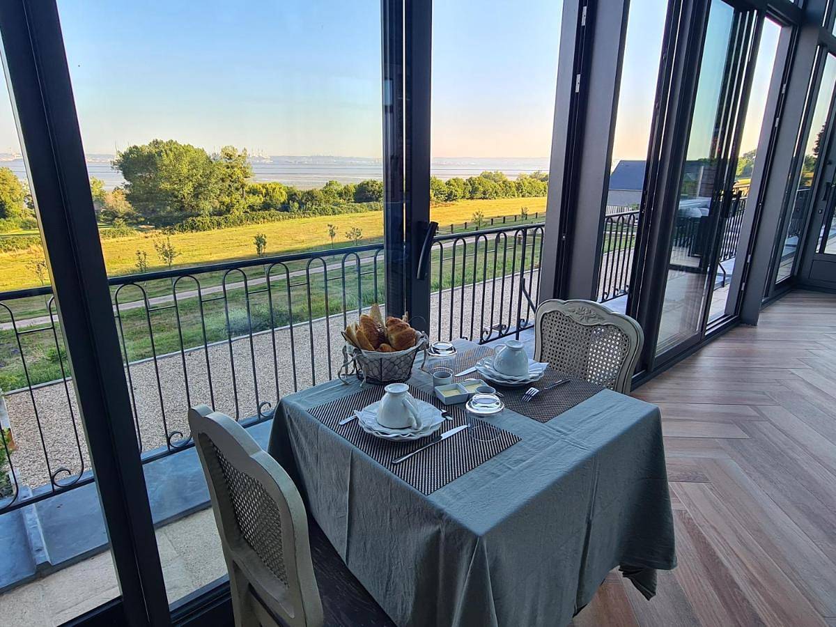 Queen Room with Sea View in Honfleur, Région de Lisieux