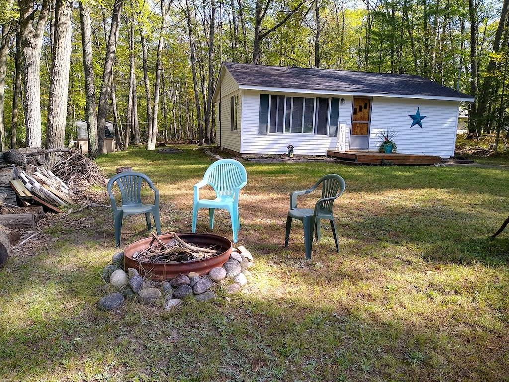 Up North getaway - short walk to lake in Hubbard Lake, Alcona County