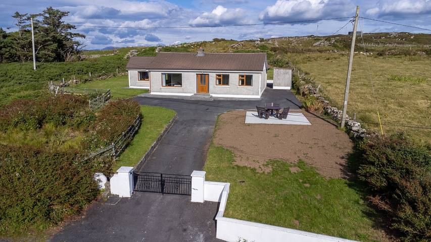 Vacation rental for 7 people, with yard and ocean view in County Galway