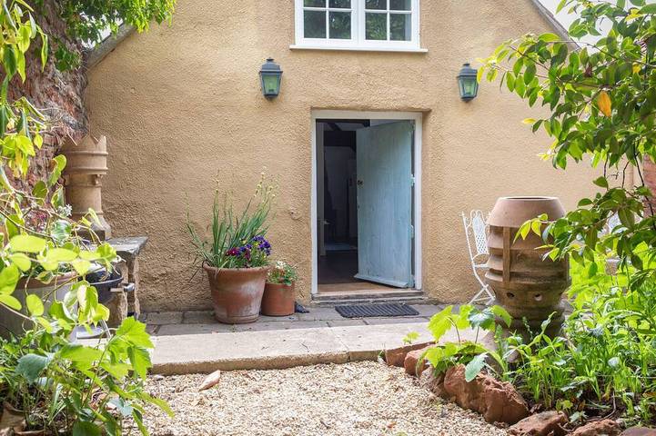 Vacation rental for 2 people, with yard and hot tub in South West England