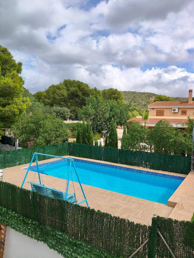 Casa rural para 8 personas, con jardín además de piscina y vistas, Se admiten mascotas en Campo de Turia