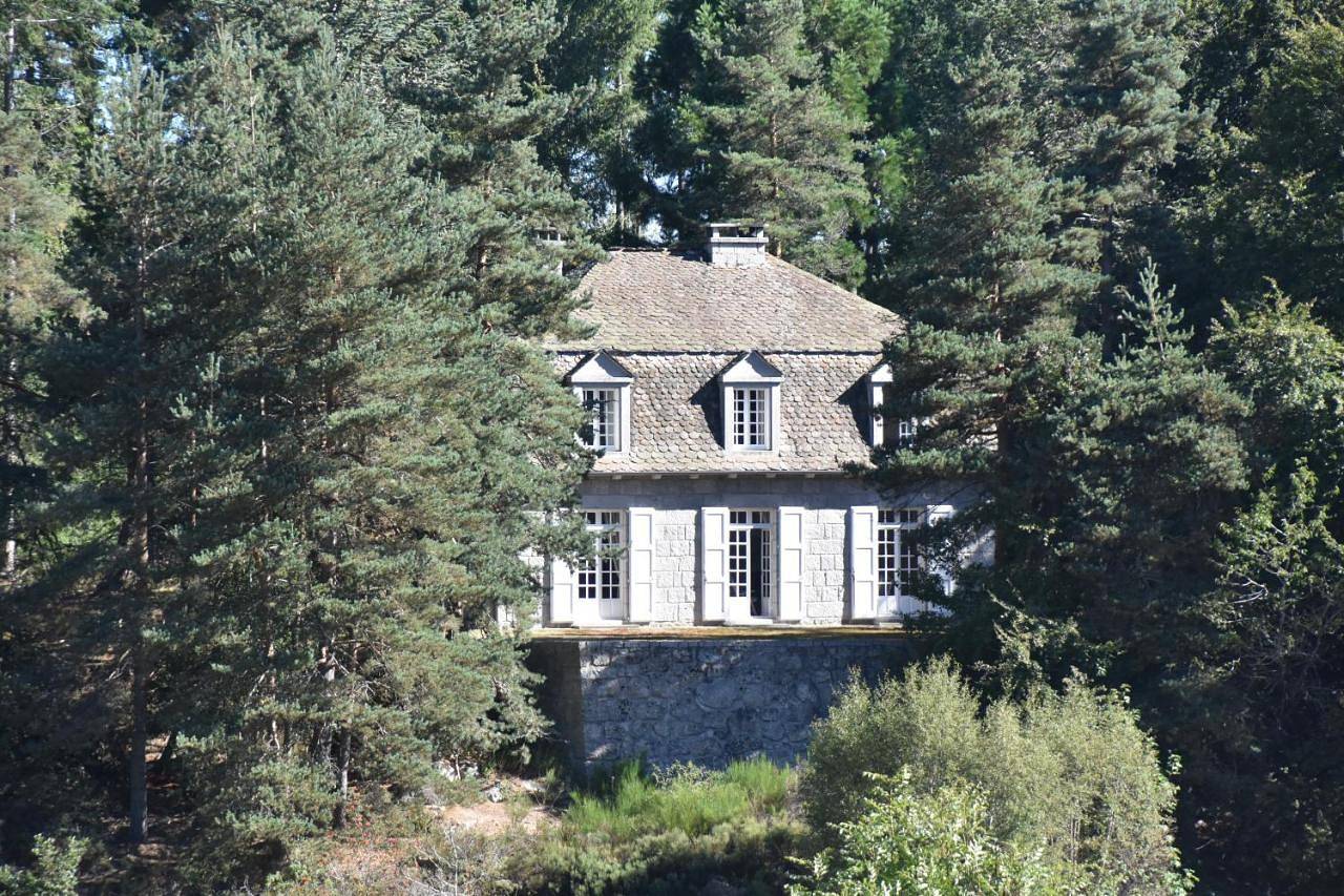 Five-Bedroom House in Lac du Moulinet, Le Buisson