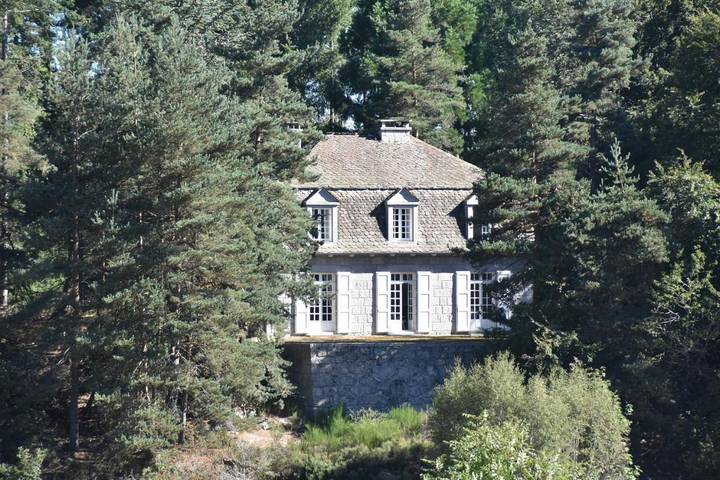 Location de vacances pour 8 personnes, avec Terrasse et Jardin ainsi que Vue sur le lac et Vue dans Le Buisson