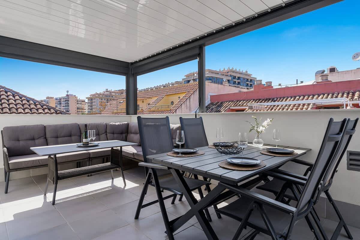 Ganze Ferienwohnung, Sleek Rooftop Penthouse with City & Mountain Views in Los Boliches, Fuengirola