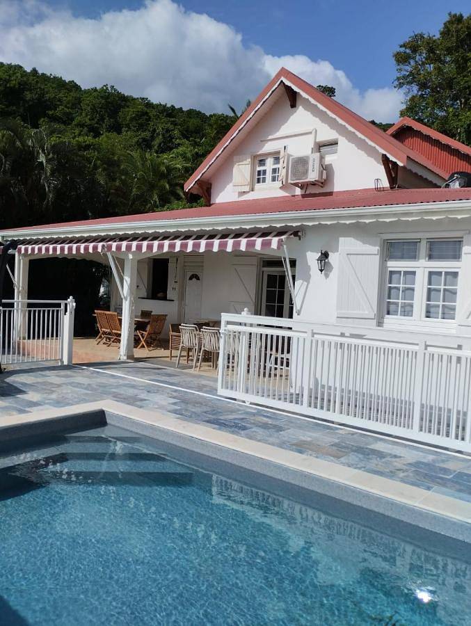 Location de vacances pour 6 personnes, avec terrasse ainsi que piscine et vue à Gourbeyre