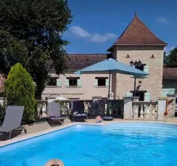 Location de vacances pour 6 personnes, avec vue ainsi que piscine et jardin à Crayssac
