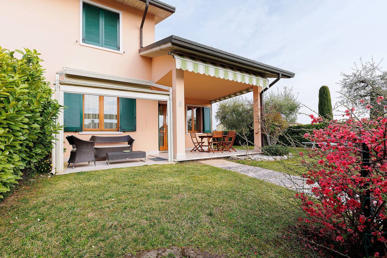 Apartamento entero, Apartamento 'Villetta Degli Oleandri' con vistas al lago, Wi-Fi y aire acondicionado in Lazise, Montañas Garda
