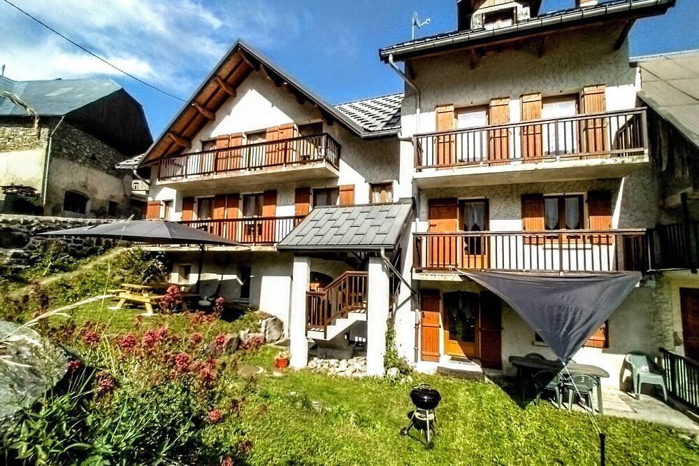 Entire apartment, Just 5 minutes from the Domaine des Sybelles! Fully equipped apartment with view. in Saint-Colomban-des-Villards, Saint-Jean-de-Maurienne region