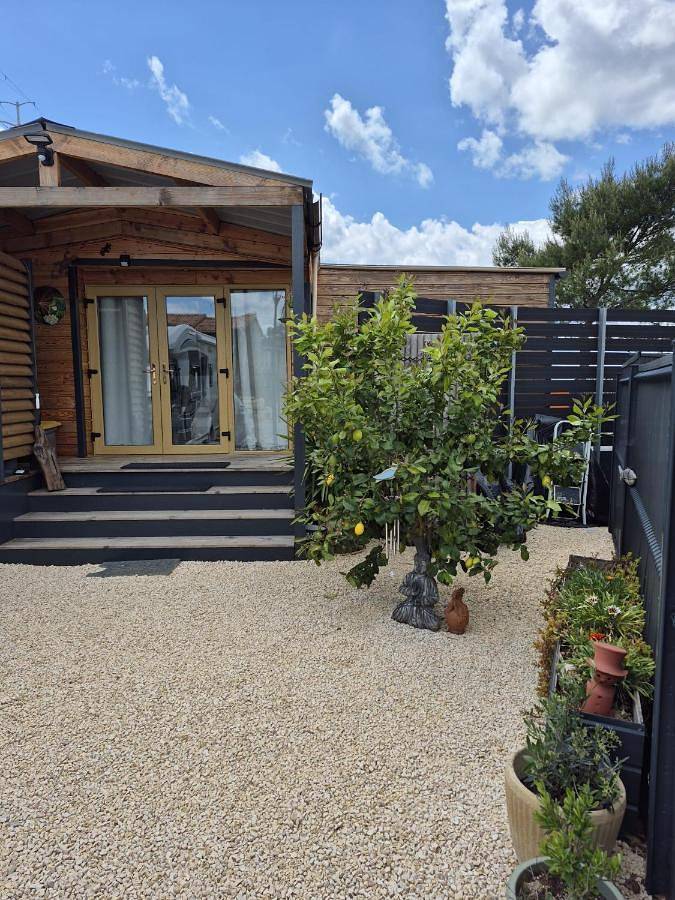 Gîte pour 4 personnes, avec terrasse ainsi que piscine et vue à Rocbaron - 3