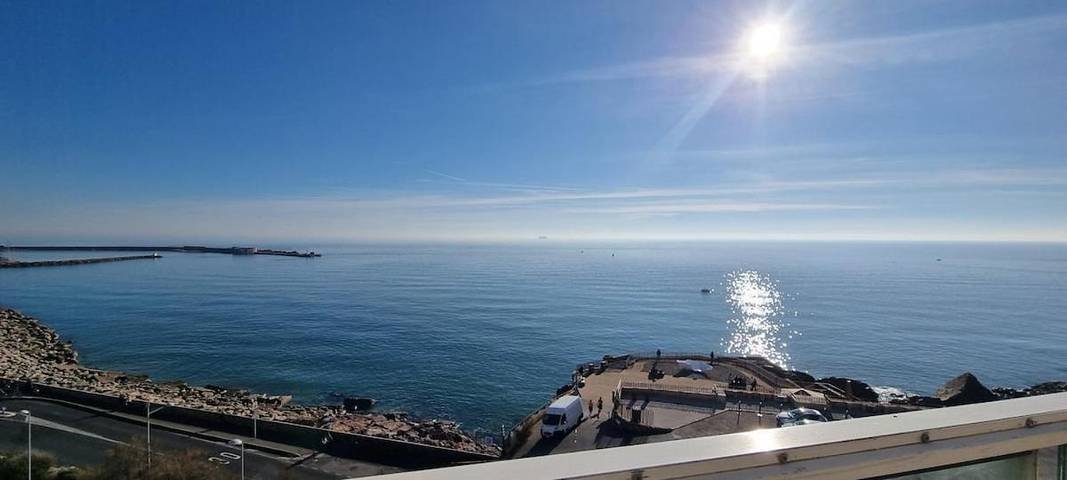 Gîte pour 4 personnes, avec Balcon et Terrasse ainsi que Piscine et Vue dans Port de Sète