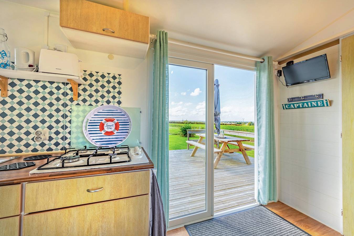 Appartement de vacances entier, Mobil-home 'Ty Reuniou' avec vue sur la mer, terrasse privée et jardin privé in Cléder, Ceinture Dorée