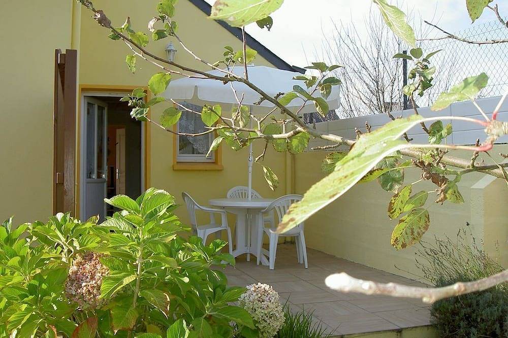 Entire apartment, Attached ground floor apartment on Enclosed grounds in Plouay, Lorient region