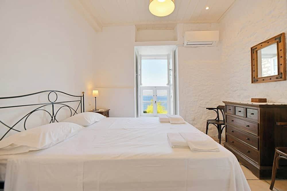 Luxury 3 room seaside stone villa in Hydra