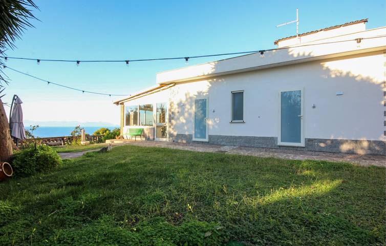 Apartamento con vistas al mar, piscina y WiFi, a 300 metros de la playa in Agropoli, Cilento Coast