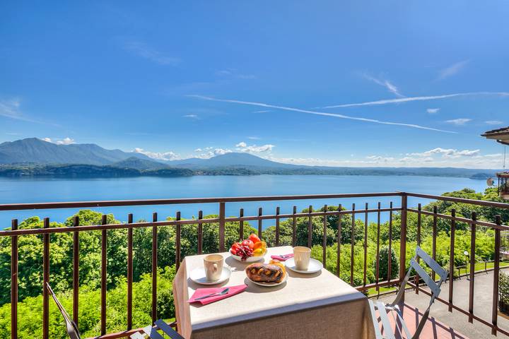 Ferienwohnung für 5 Personen, mit Balkon und Seeblick im Piemont