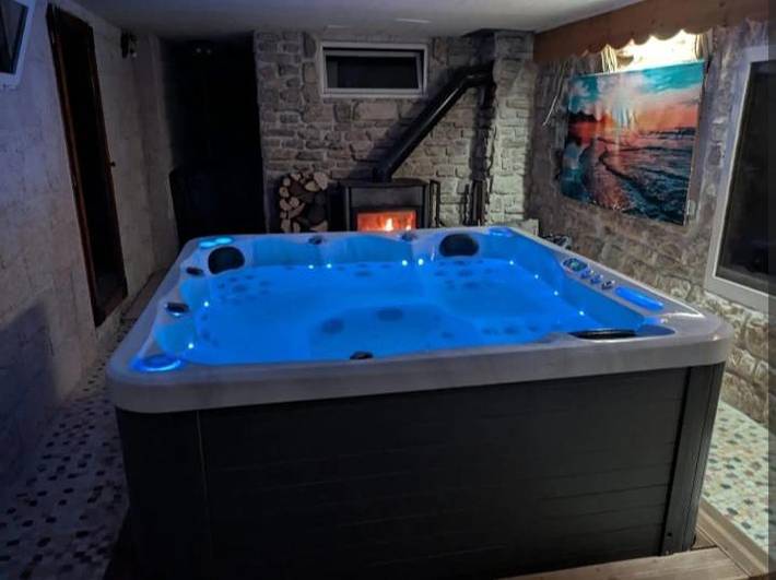 Location de vacances pour 7 personnes, avec piscine et sauna ainsi que terrasse et jacuzzi, animaux acceptés à Sarrogna