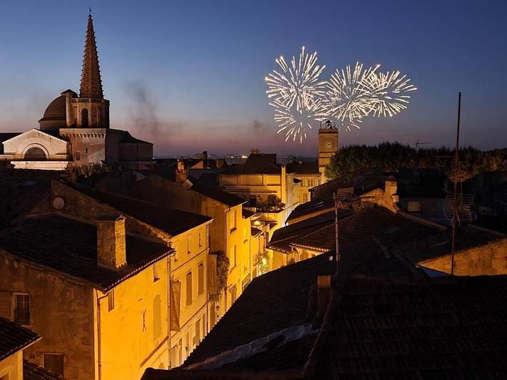 Location de vacances pour 6 personnes, avec Balcon ainsi que Terrasse et Vue dans Office De Tourisme Alpilles En Provence