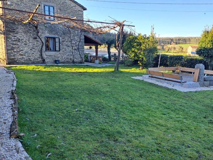 Casa rural para 3 personas, con jardín y vistas además de balcón y piscina en Arzúa