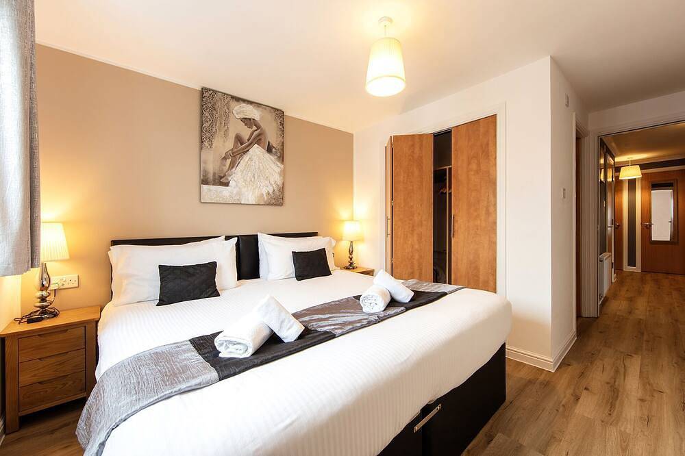Entire apartment, City Centre Modern,Spacious 2 Bedrooms, 2 Bathrooms Apartment,Lift,Carpark in Leith, Edinburgh