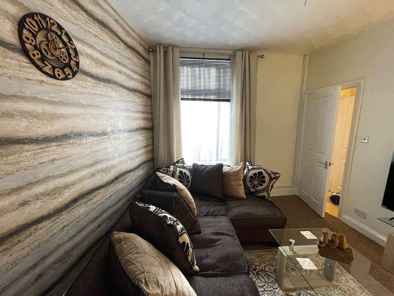 Impeccable 4-Bed Home Away From Home in Swindon in Swindon, Wessex Downs du Nord