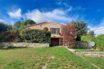 Cottage pour 8 personnes, avec jardin ainsi que vue et piscine à Vachères