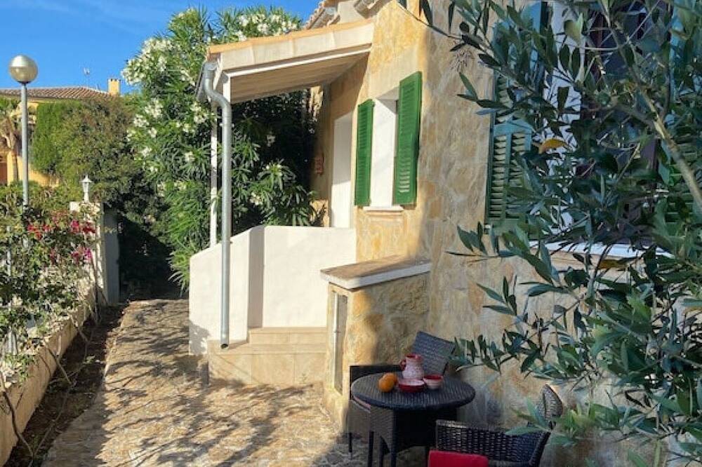 Ruhig gelegenes 4-Personen Ferienhaus mit Garten, Dachterasse mit Meerblick in Bonaire, Alcúdia