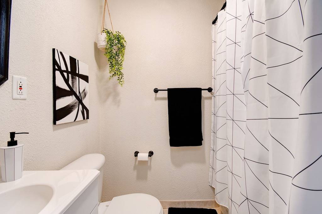 ✮The Monochromatic Modern Studio✮Near Ttu✮1Bd/1Bth in Lubbock, Lubbock County
