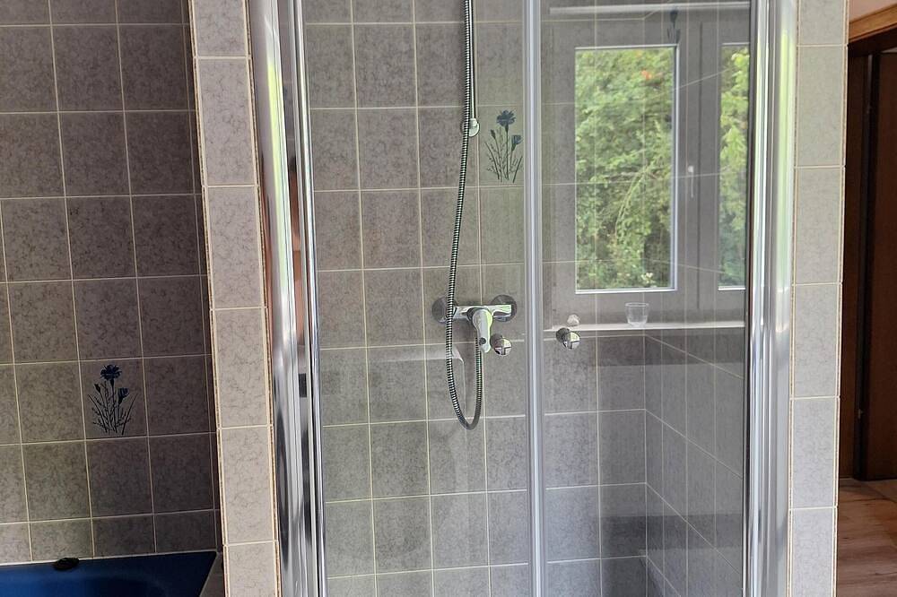 Ganze Wohnung, Ferienwohnung 110qm, 2 Schlafzimmer, Garten & Balkon in Tachinger See, Taching am See