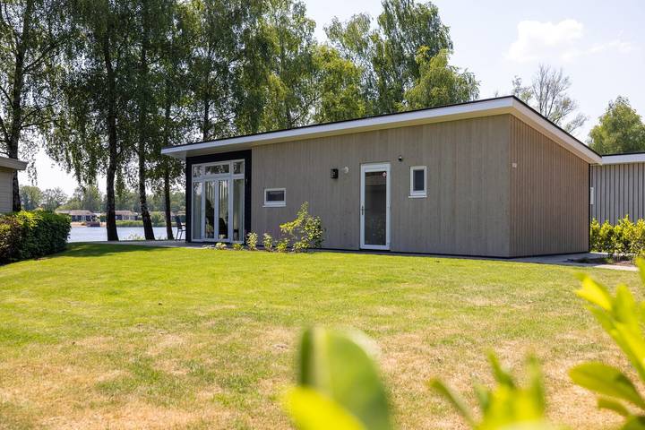 Bungalow voor 4 personen, with Balkon/Terras and Terras as well as Tuin and Uitzicht op het meer in Overijssel