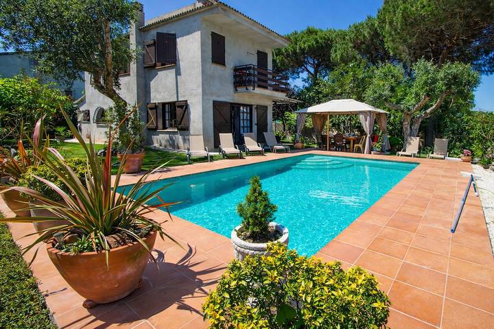 Villa für 10 Personen, mit Balkon und Terrasse sowie Garten