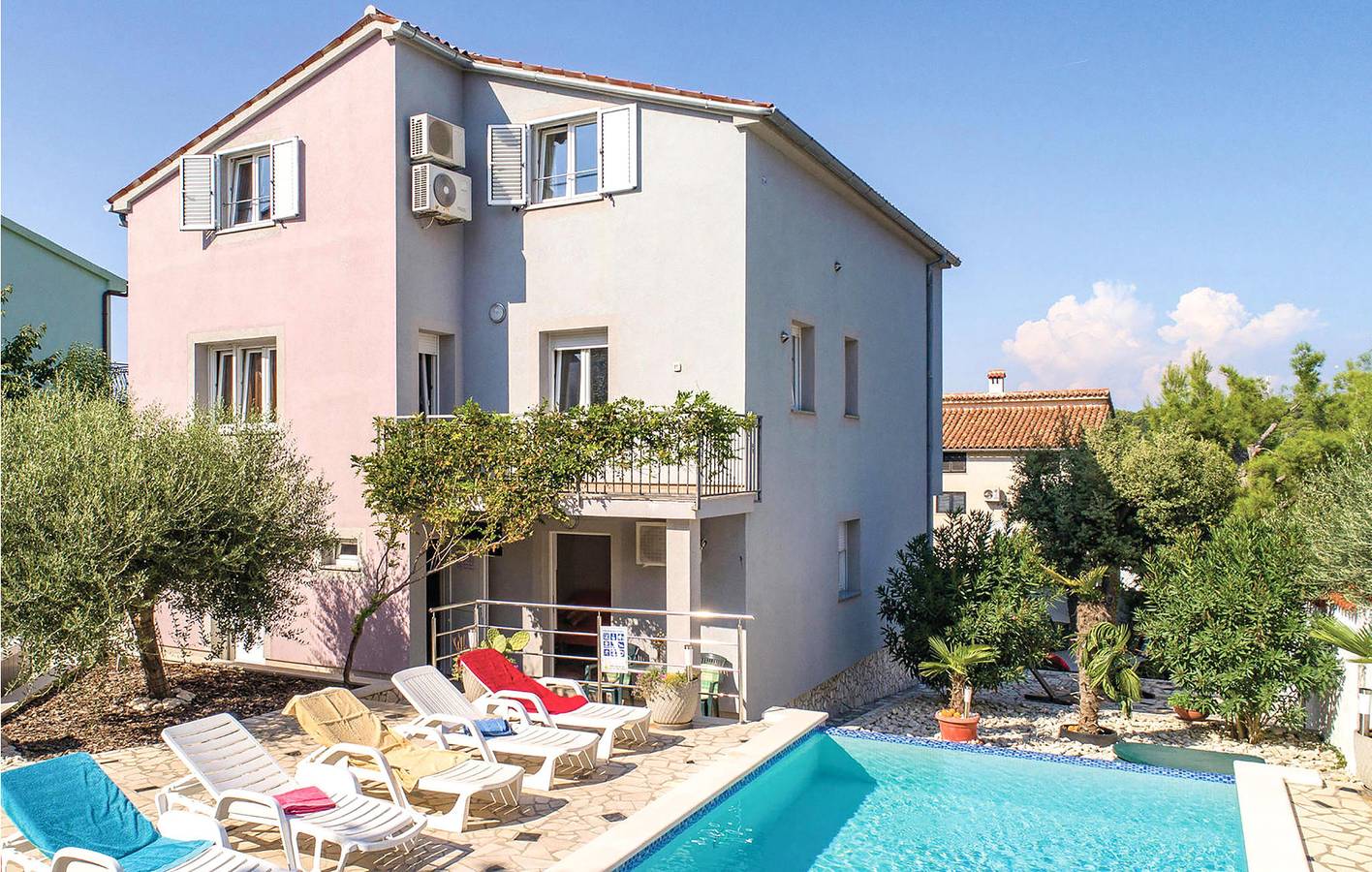 Ganze Ferienwohnung, Gemütliche Ferienwohnung mit Pool, Terrasse und WLAN – nur 1 km vom Strand entfernt! in Banjole, Südküste Istrien